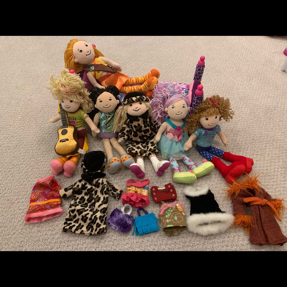Lot of 6 groovy girls, bed, and extra cloths!!